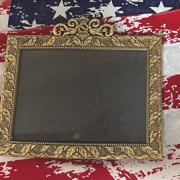 Majestic Horiz Crest Gold Photo Frame - Picture 1 of 3